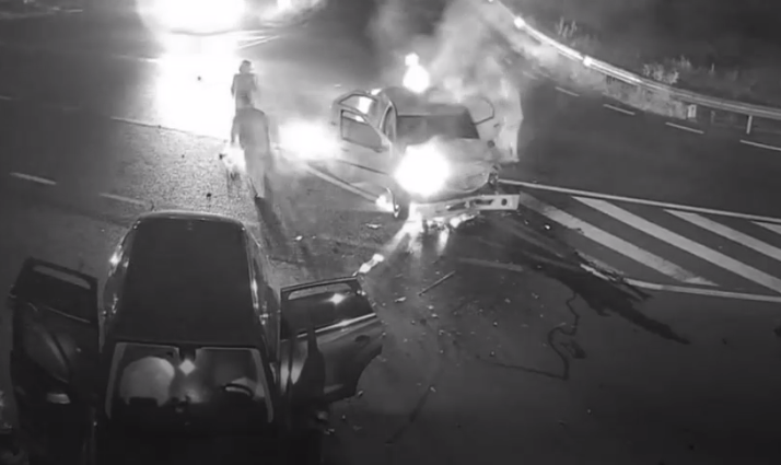 Mașină în flăcări după ce a fost lovită în plin de un alt autoturism. Oamenii au fost salvați în ultima clipă