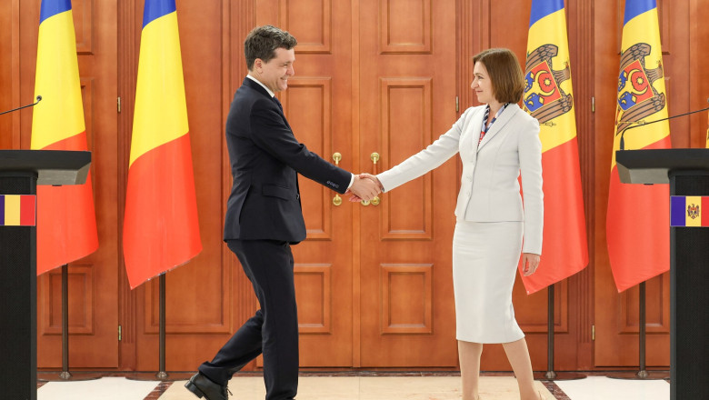 Maia Sandu și Nicușor Dan isi strang mainile