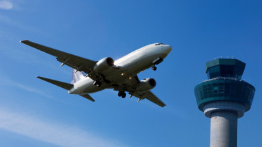 avion in zbor pe langa turnul de control