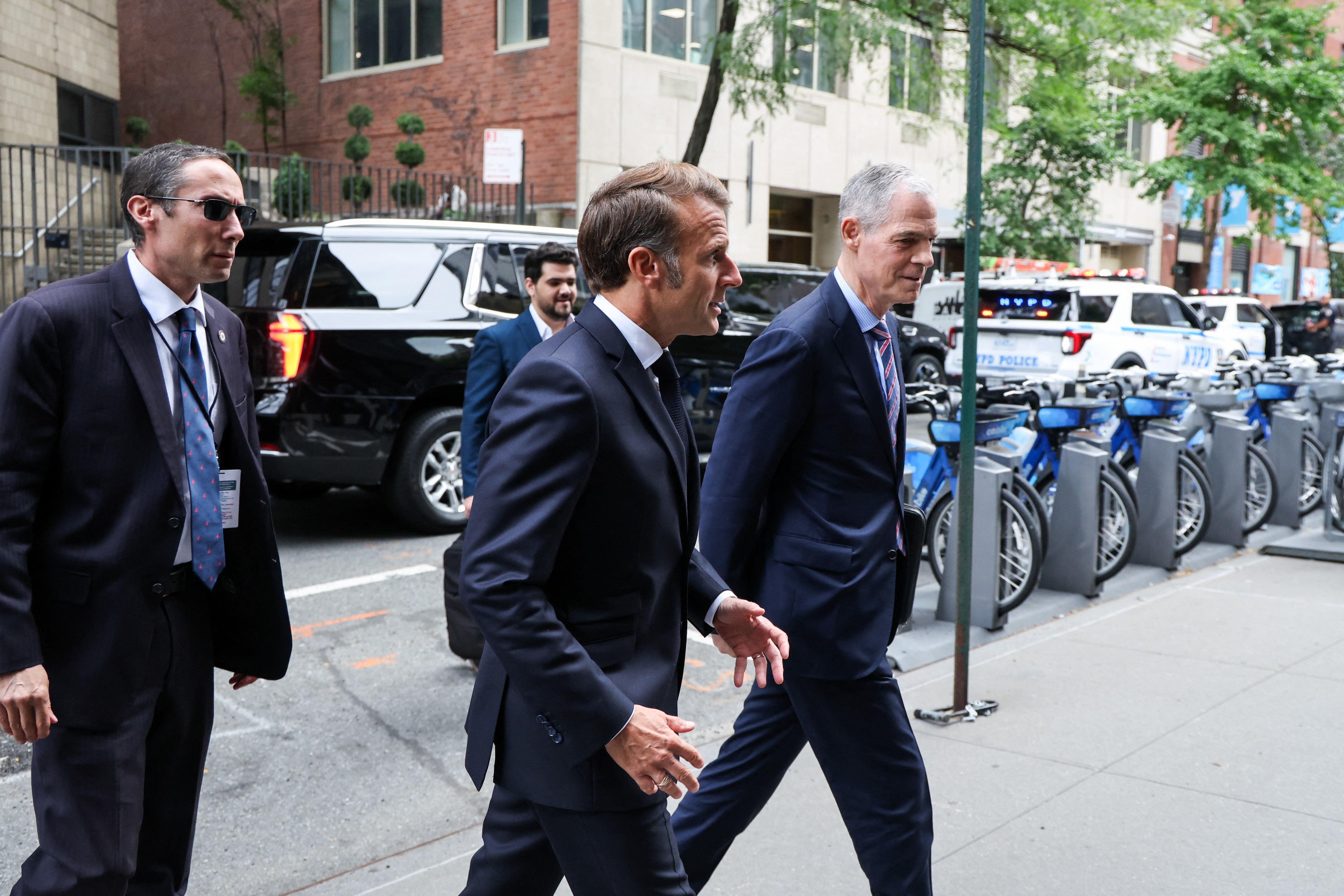 Macron l-a sunat pe Trump, după ce a rămas blocat în trafic, la New York, din cauza coloanei președintelui SUA: „Totul e închis”