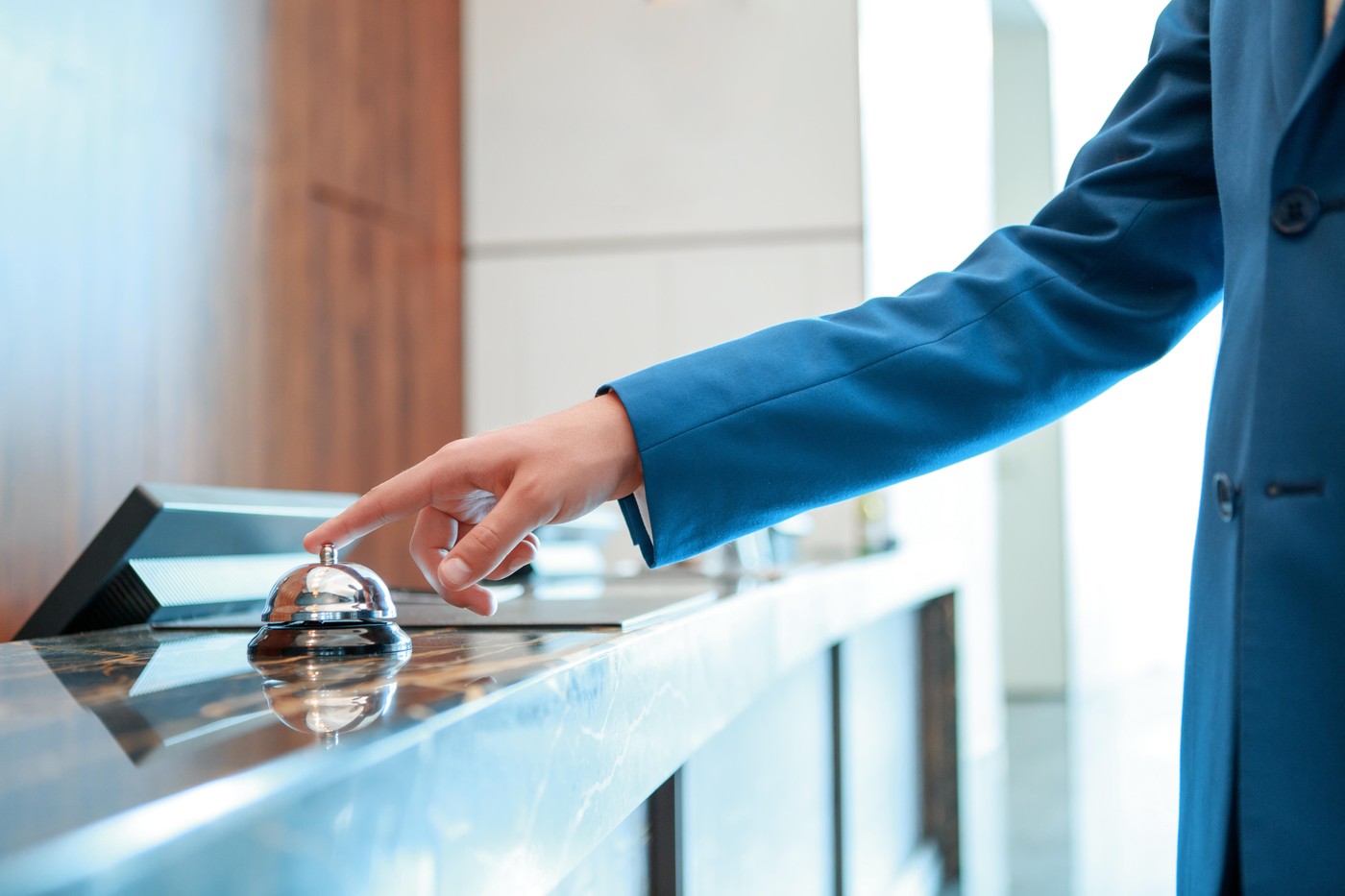 Tânără angajată la un hotel din Alba Iulia, amenințată și violată de un bărbat care s-a dat drept client. Suspectul, dus la audieri