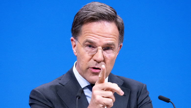 Secretarul general al NATO, Mark Rutte, arata cu degetul