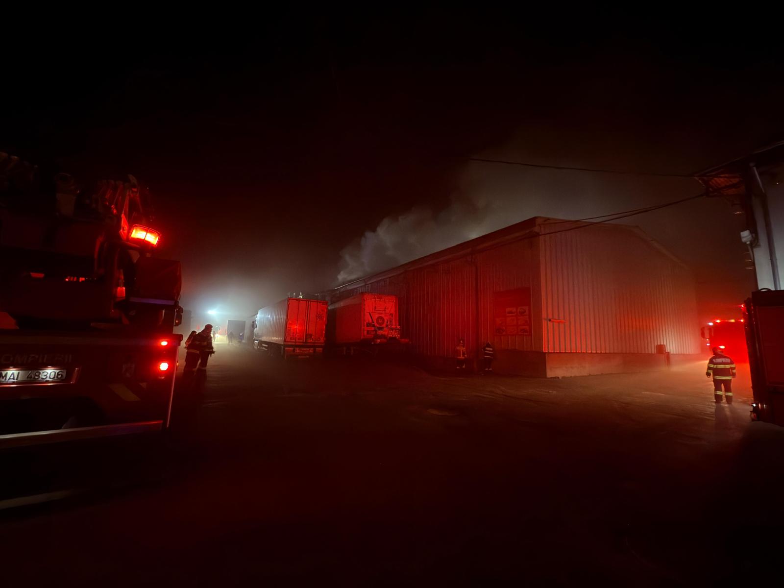 V Bukarešti izbruhnil velik požar v skladišču, izdali več RO-Alert sporočil