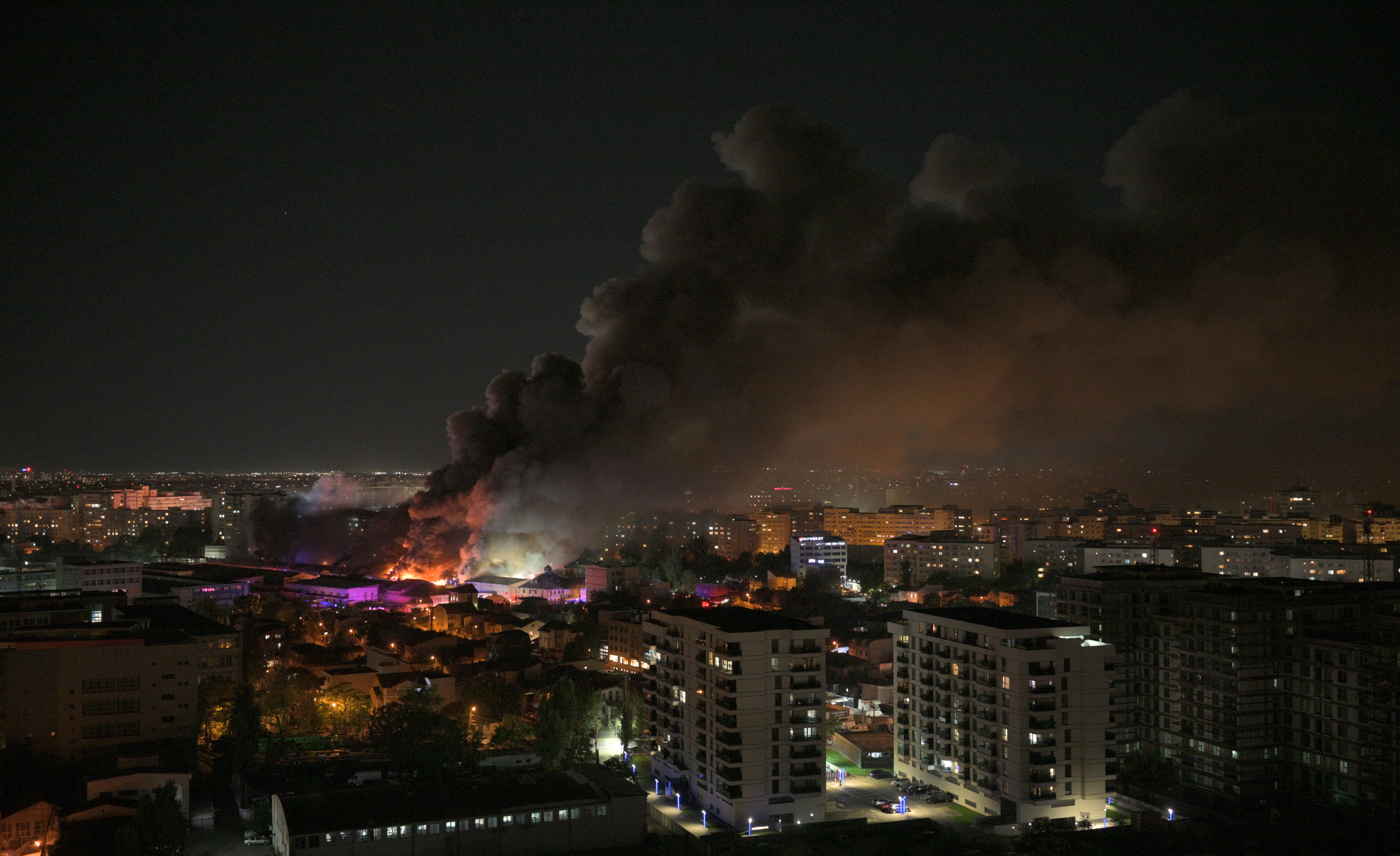 Incendiul din Sectorul 2 care a acoperit Capitala cu un nor uriaș de fum: intervenția pompierilor va continua pe tot parcursul zilei