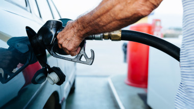 barbat alimenteaza masina cu carburant