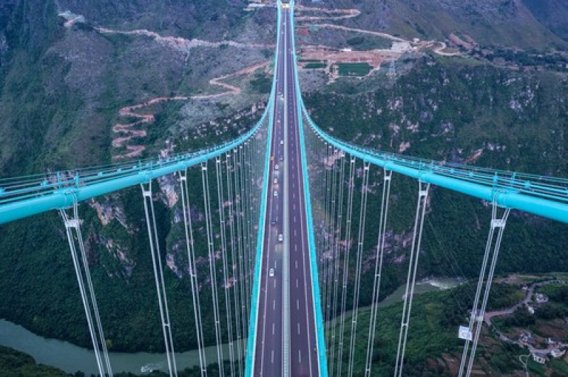 Cel mai înalt pod suspendat din lume a fost deschis pentru trafic