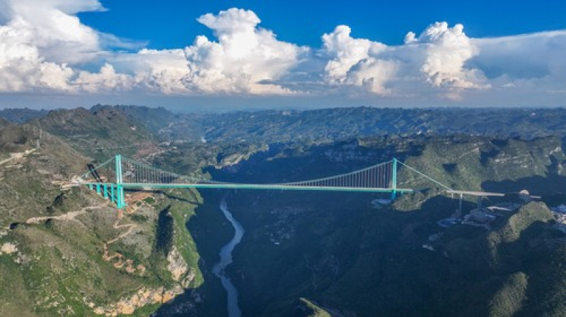 Cel mai înalt pod suspendat din lume a fost deschis pentru trafic