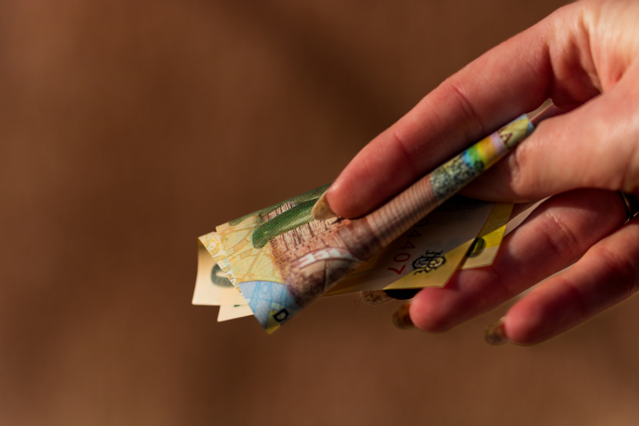 Reacția românilor la recomandarea Băncii Centrale Europene de a păstra bani cash în casă. Economist: Numerarul este sfânt