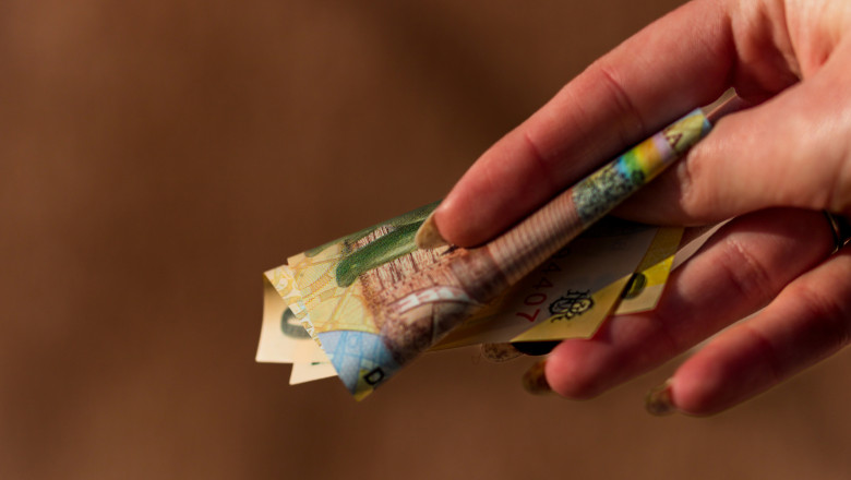 lei in mana unei femei