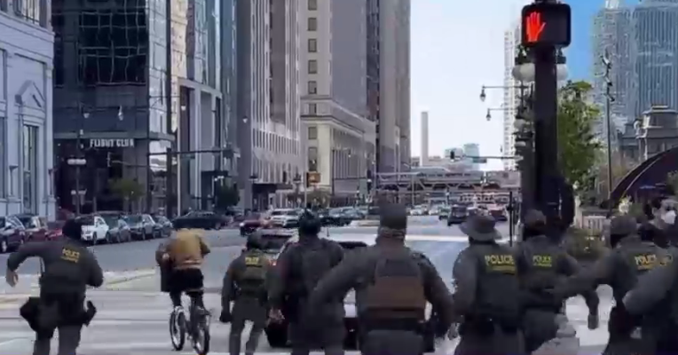 Scene de tot râsul în Chicago: 10 agenți de la Serviciul de Imigrări au alergat să prindă un tânăr pe bicicletă, dar au eșuat