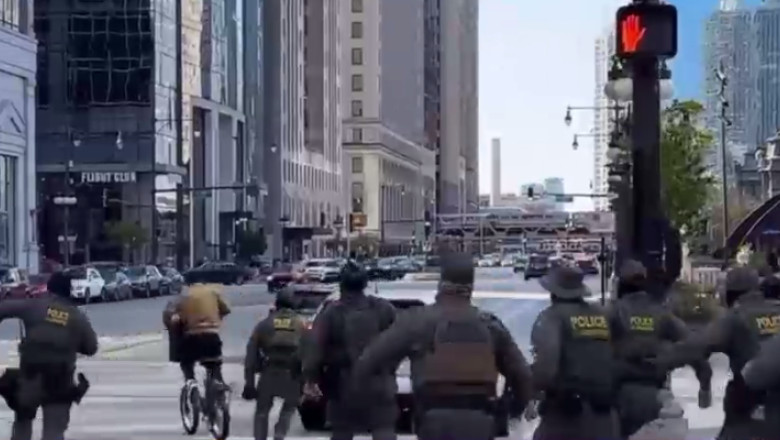 politisti americani aleagra dupa un biciclist