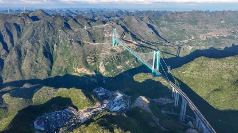 Cel mai înalt pod suspendat din lume a fost deschis pentru trafic