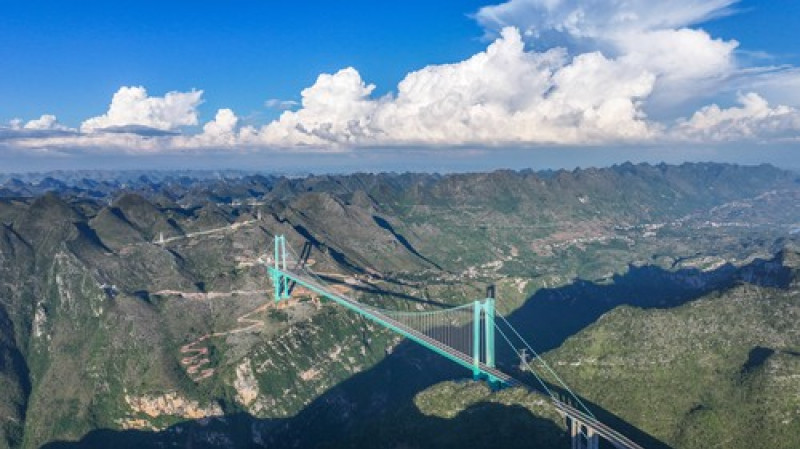 Cel mai înalt pod suspendat din lume a fost deschis pentru trafic