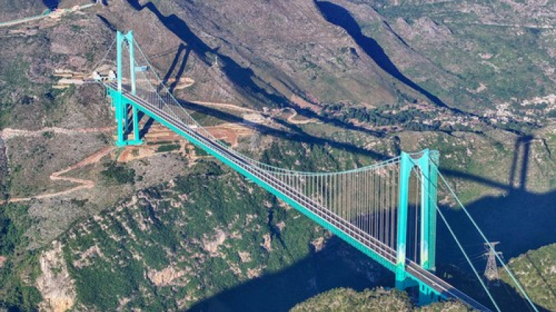 Cel mai înalt pod suspendat din lume a fost deschis pentru trafic