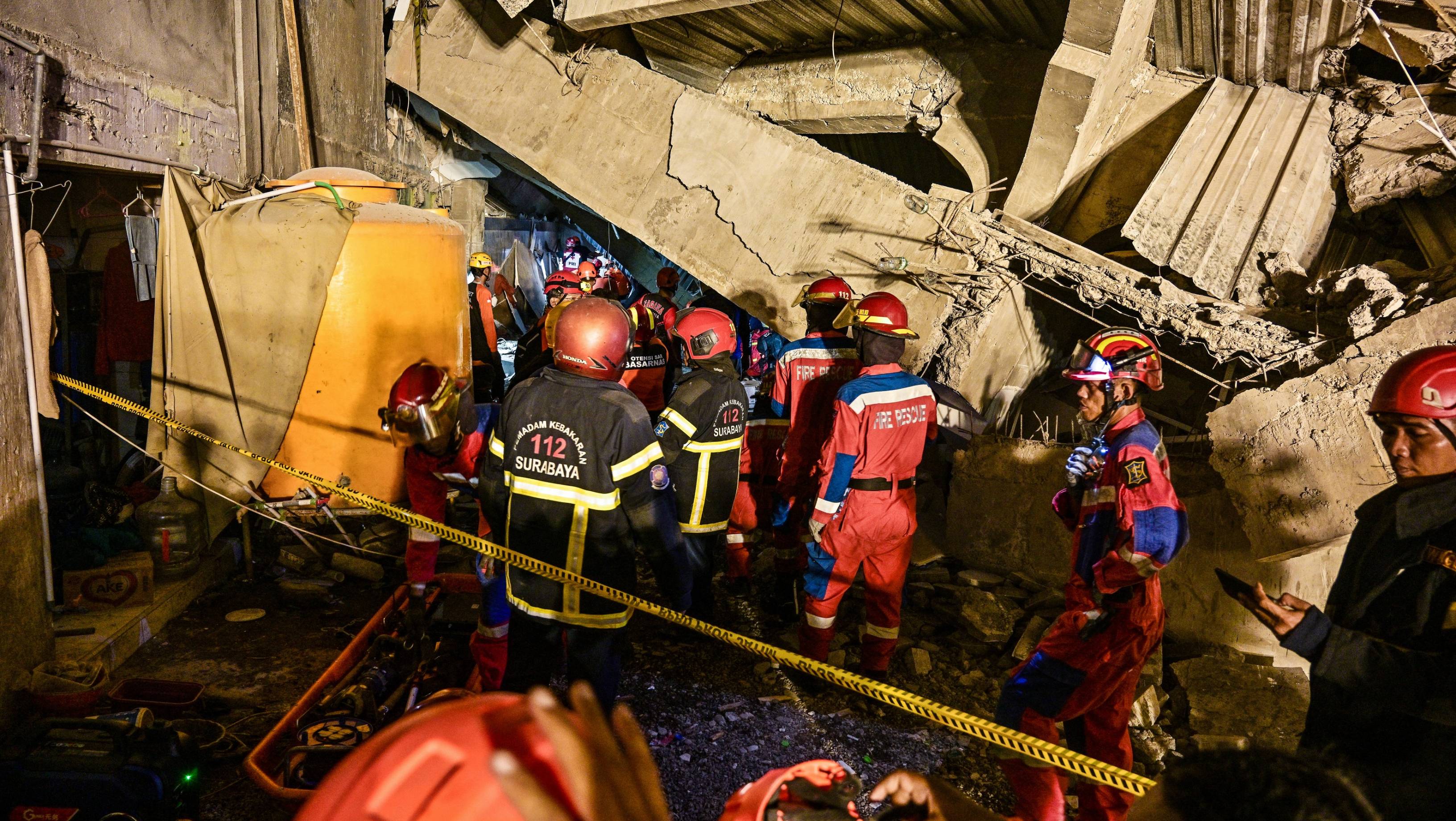 Școală prăbușită în Indonezia: un băiat a murit, iar zeci de copii sunt prinși sub dărâmături