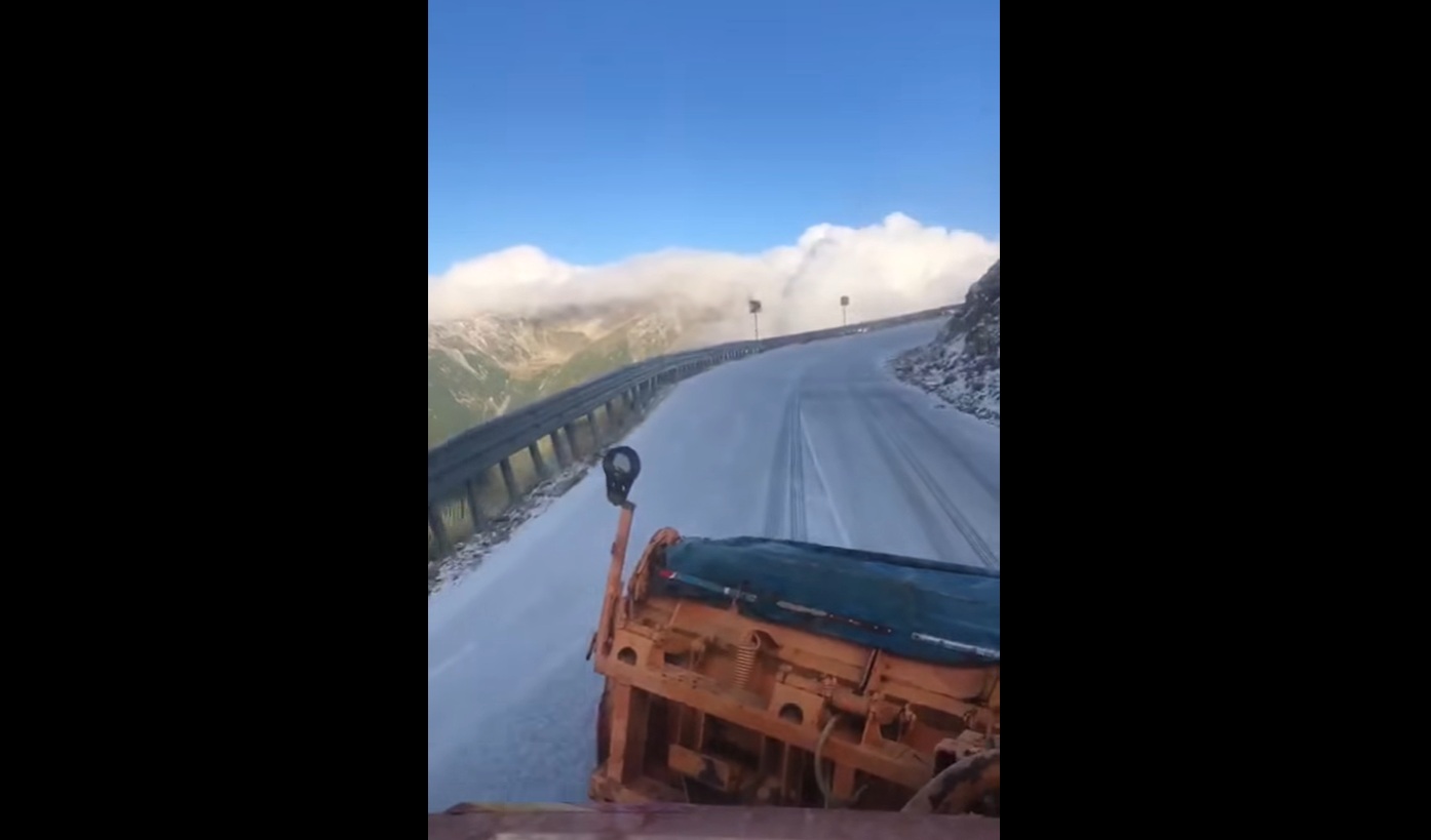 VIDEO Drumarii au închis Transalpina din cauza ninsorii. Zonele în care intervin utilaje de deszăpezire