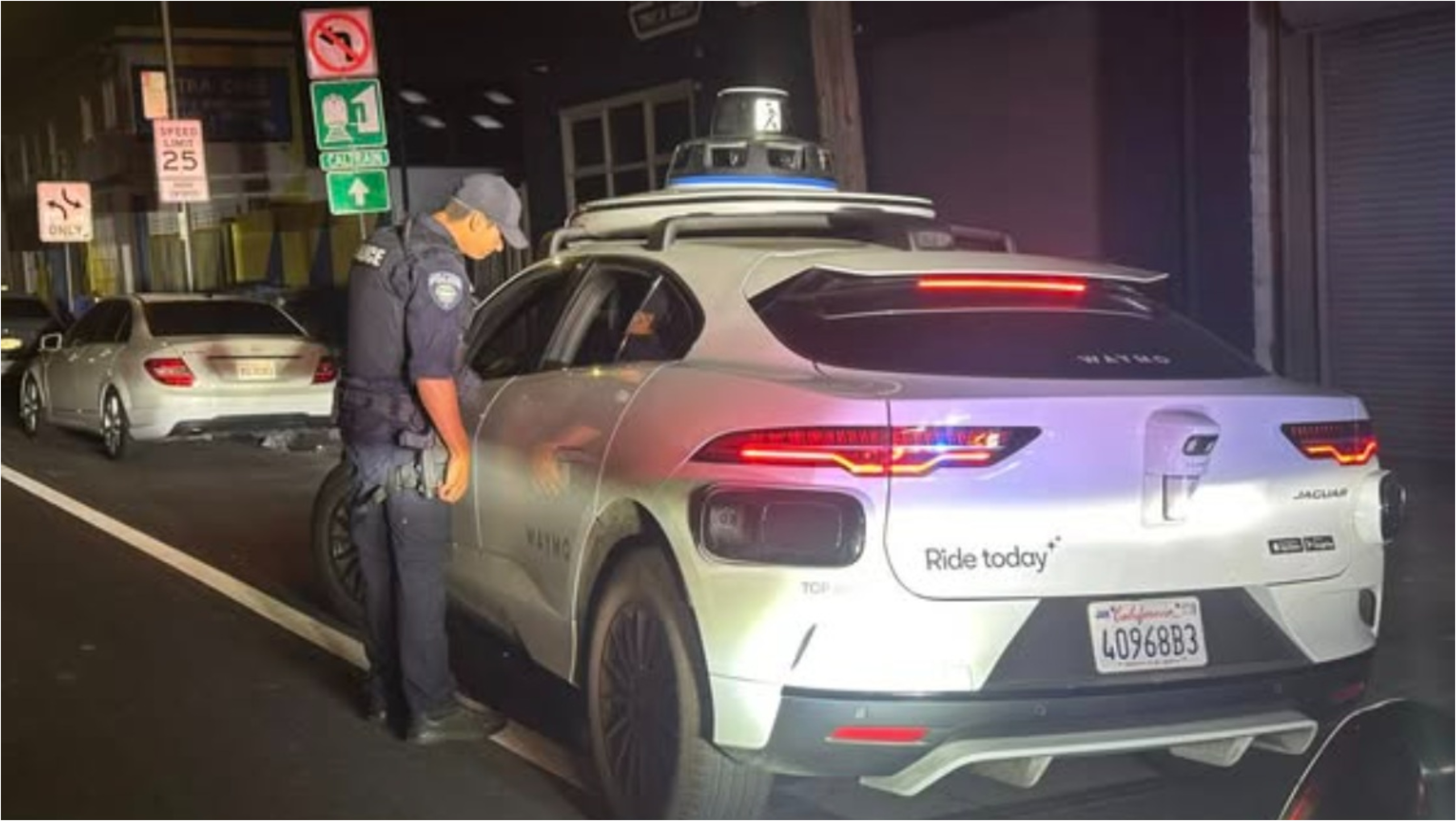 „Nu îi putem da amendă unui robot”. Ce se întâmplă când poliția oprește o mașină fără șofer care a încălcat regulile de circulație