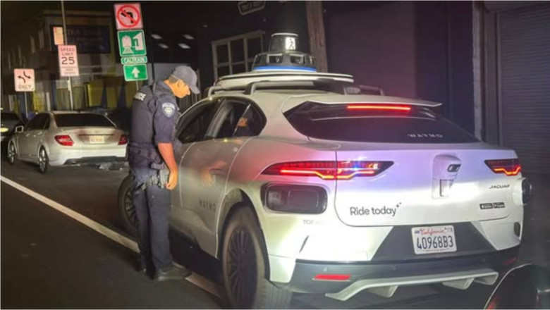 mașină autonomă oprită în trafic de poliție