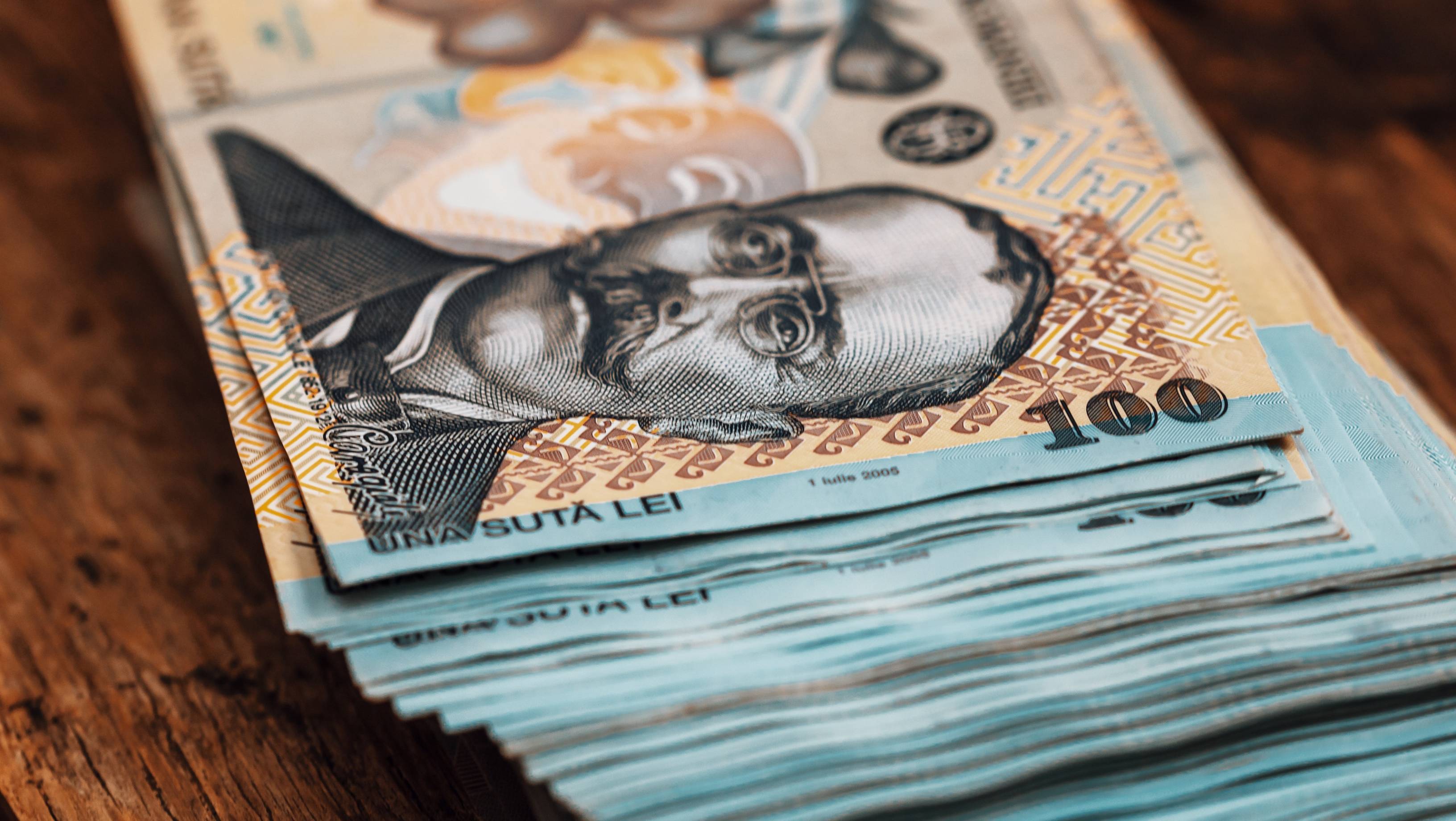 Guvernul limitează cumulul pensie–salariu la stat: angajații vor primi 15% din pensie până la 70 de ani. Excepții pentru șefi