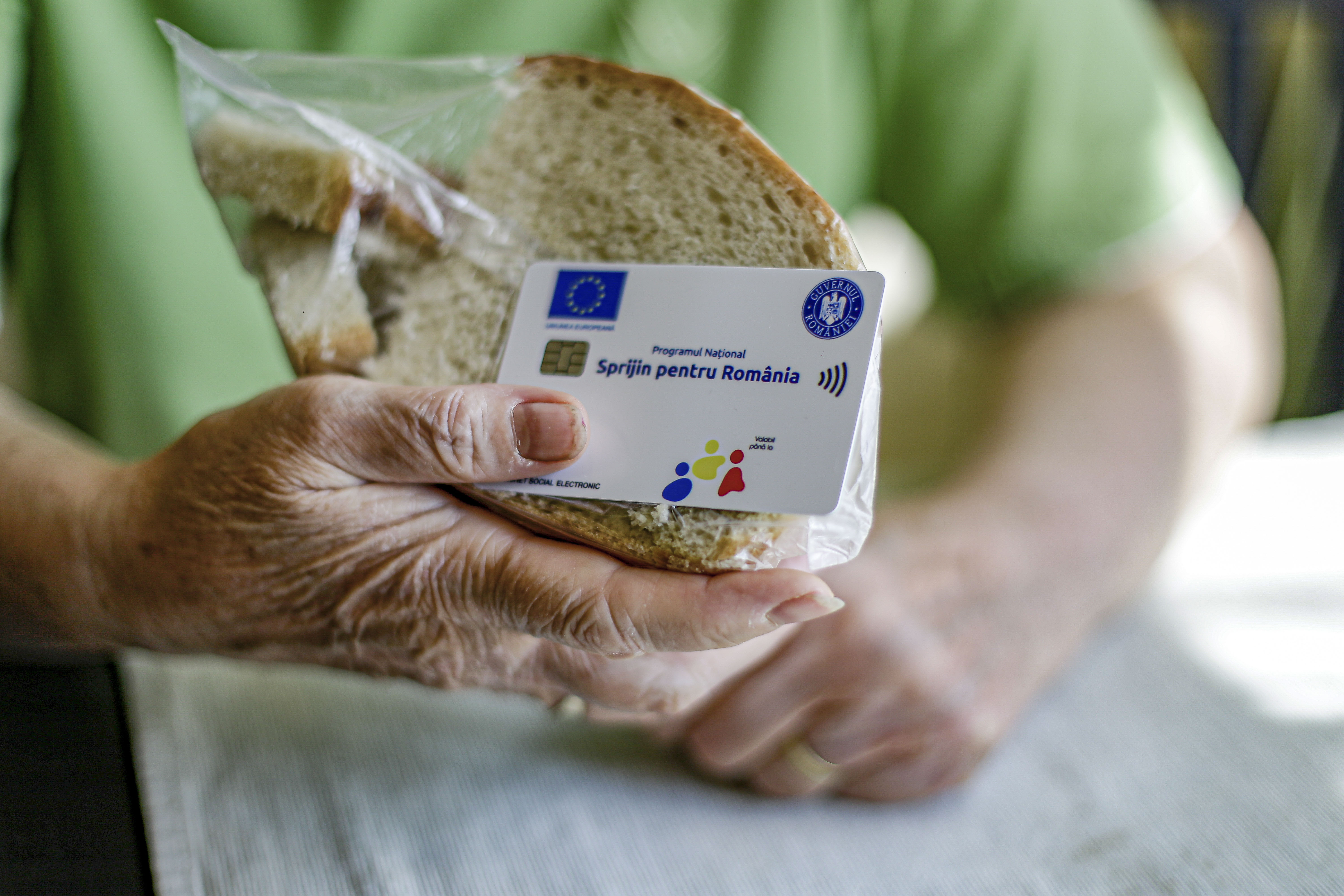 Au intrat banii: românii care au carduri sociale pentru alimente au primit prima tranșă din ajutorul pentru acest an