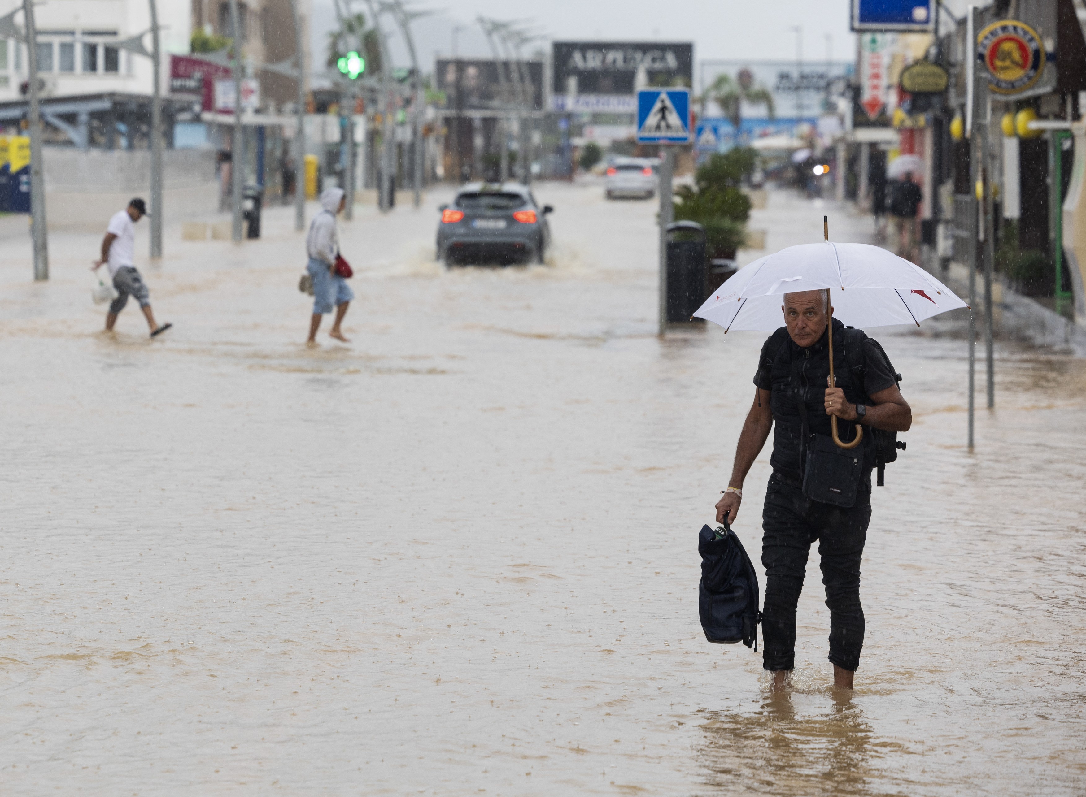 Cod roșu de inundații în Ibiza: străzi pline de apă și oameni blocați în locuințe. Mobilizare majoră a echipelor de intervenție