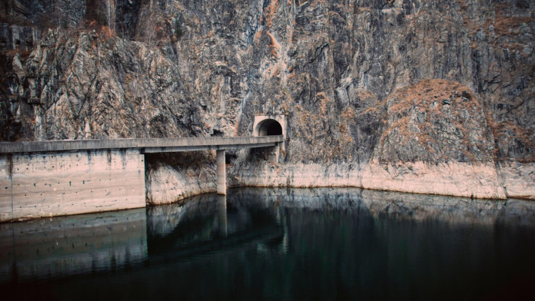 Exerciţiu de deversare a apei din lacul Vidraru. Anunțul autorităților și apelul lor către locuitori şi turişti