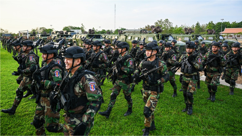 soldați cambodgieni la un exercițiu militar cu armata Chinei