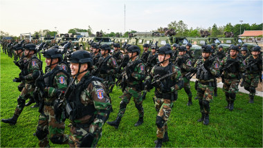 soldați cambodgieni la un exercițiu militar cu armata Chinei