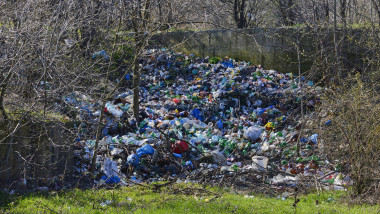 gunoaie plastic deseuri reciclare camp natura poluata