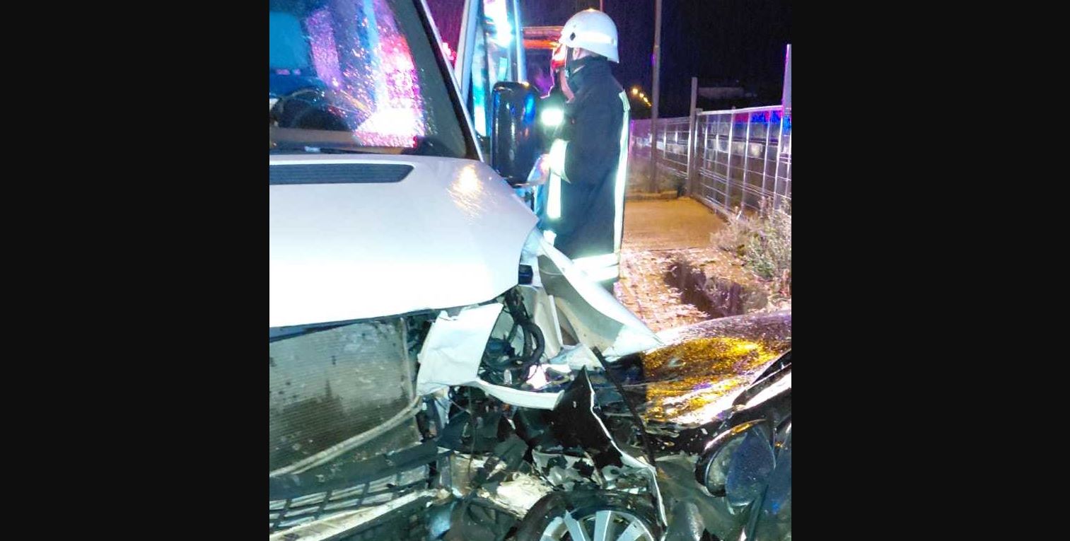 Accident grav în Câmpia Turzii între un microbuz și un autoturism. Opt persoane au ajuns la spital