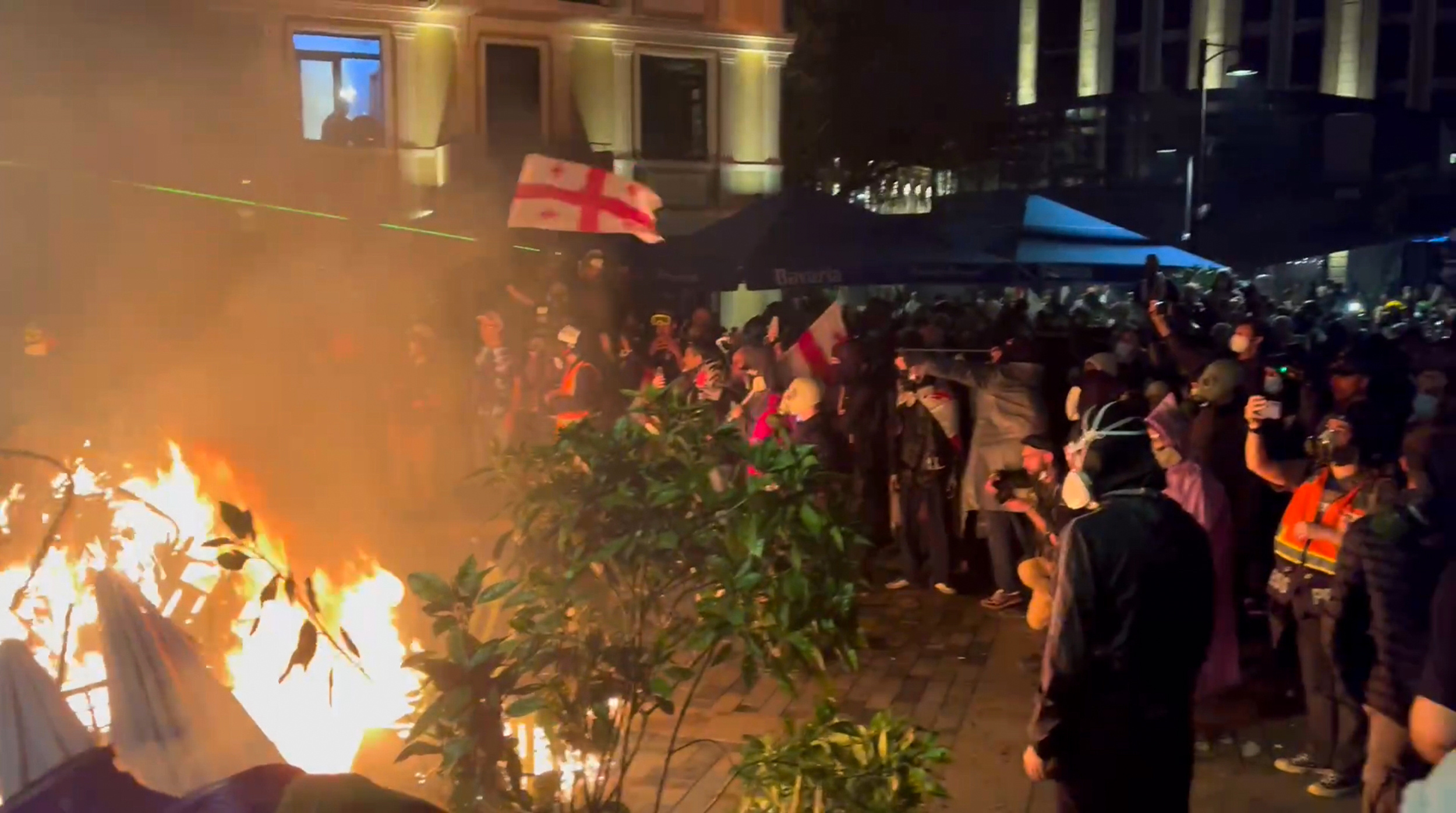 Proteste în Georgia. Manifestanții au încercat să intre în palatul prezidențial din Tbilisi. Jandarmii au ripostat cu tunuri cu apă