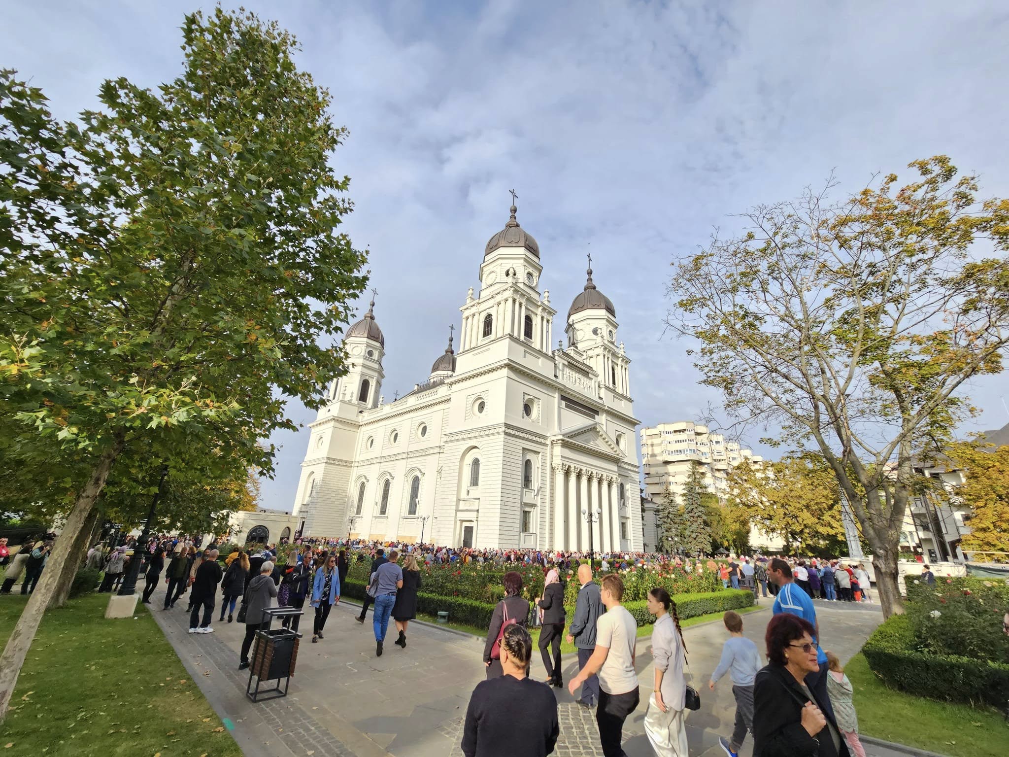 Sute de oameni stau deja la coada sa se inchine la moaştele Sfintei Parascheva. Pelerinajul de la Iasi incepe miercuri