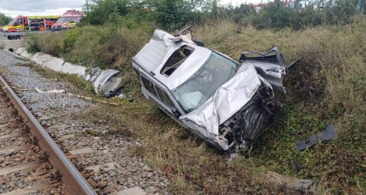 Barbat ranit dupa ce maşina in care se afla a fost lovita de tren la o trecere la nivel cu calea ferata