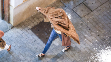 Valencia, Spain. September 28, 2025. People take cover from heavy rainfall after the Generalitat Valenciana government declared a red alert for heavy rain, just 11 months after the DANA tragedy that left 229 dead. Credit: Eduardo Ripoll Vidal/Alamy Live N