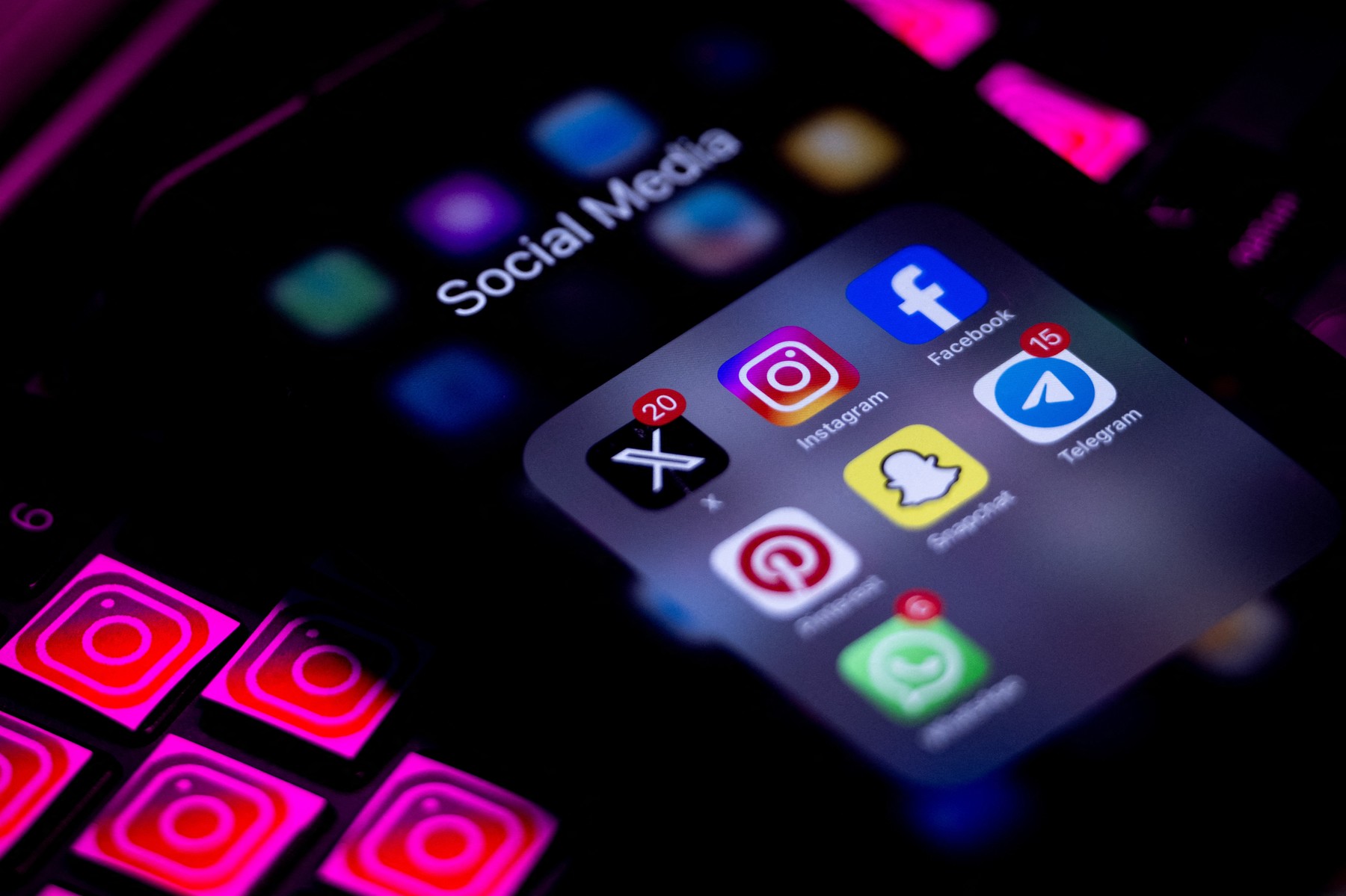 Rețelele sociale au intrat în declin, iar tinerii sunt primii care părăsesc platformele. Există, totuși, o excepție