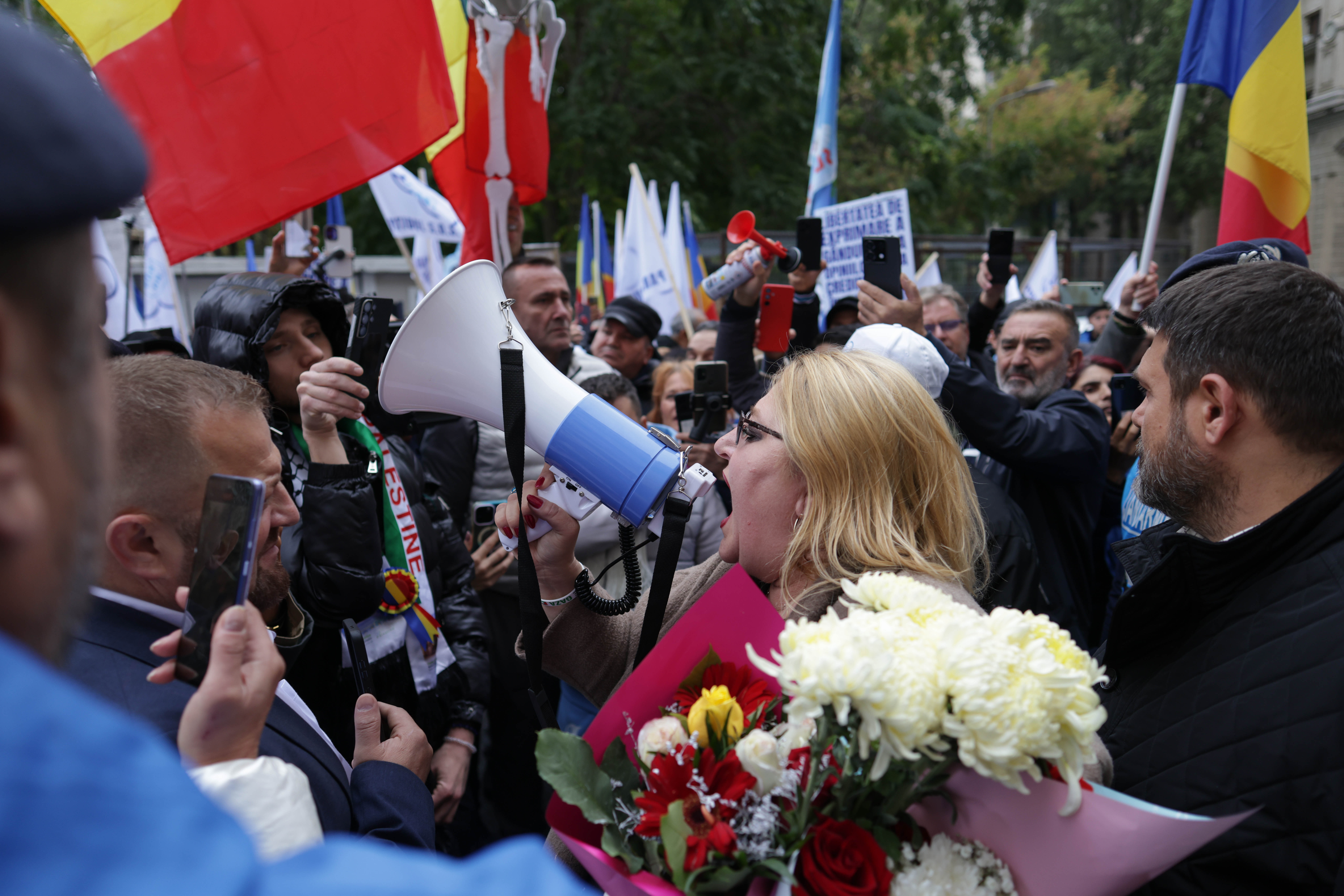 Diana Șoșoacă, inculpată în dosarul Parchetului General. Șefa SOS a fost întâmpinată de susținători la audieri