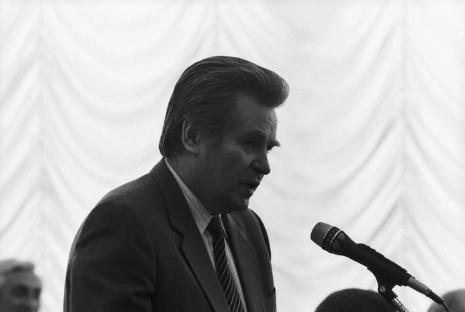 Fostul șef al celui mai mare ziar din URSS a murit după ce a căzut de la fereastra unui bloc