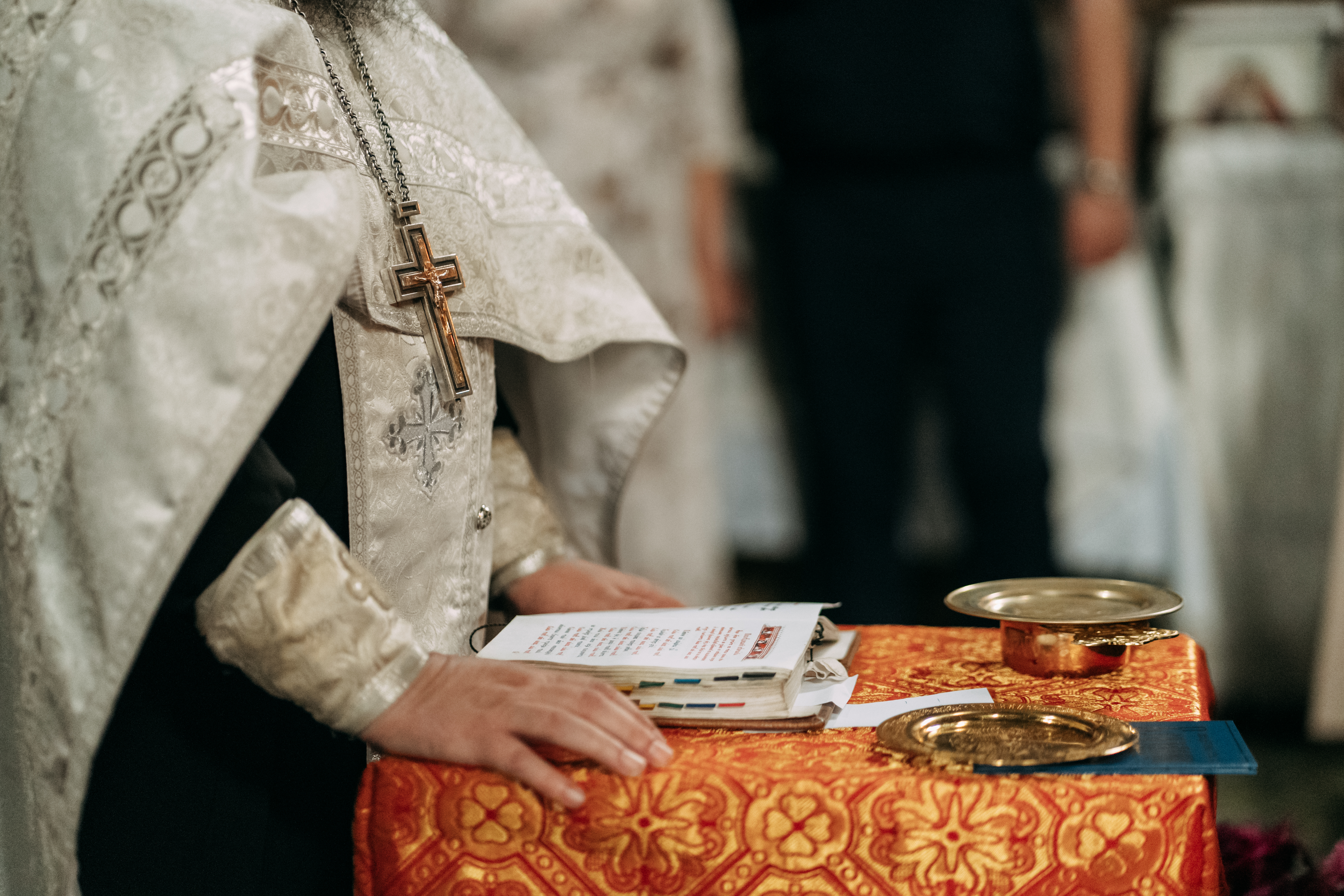 Când sunt Moșii de toamnă 2025: Ce alimente nu trebuie să lipsească din pomana oferită de Sâmbăta Morților, conform preotului