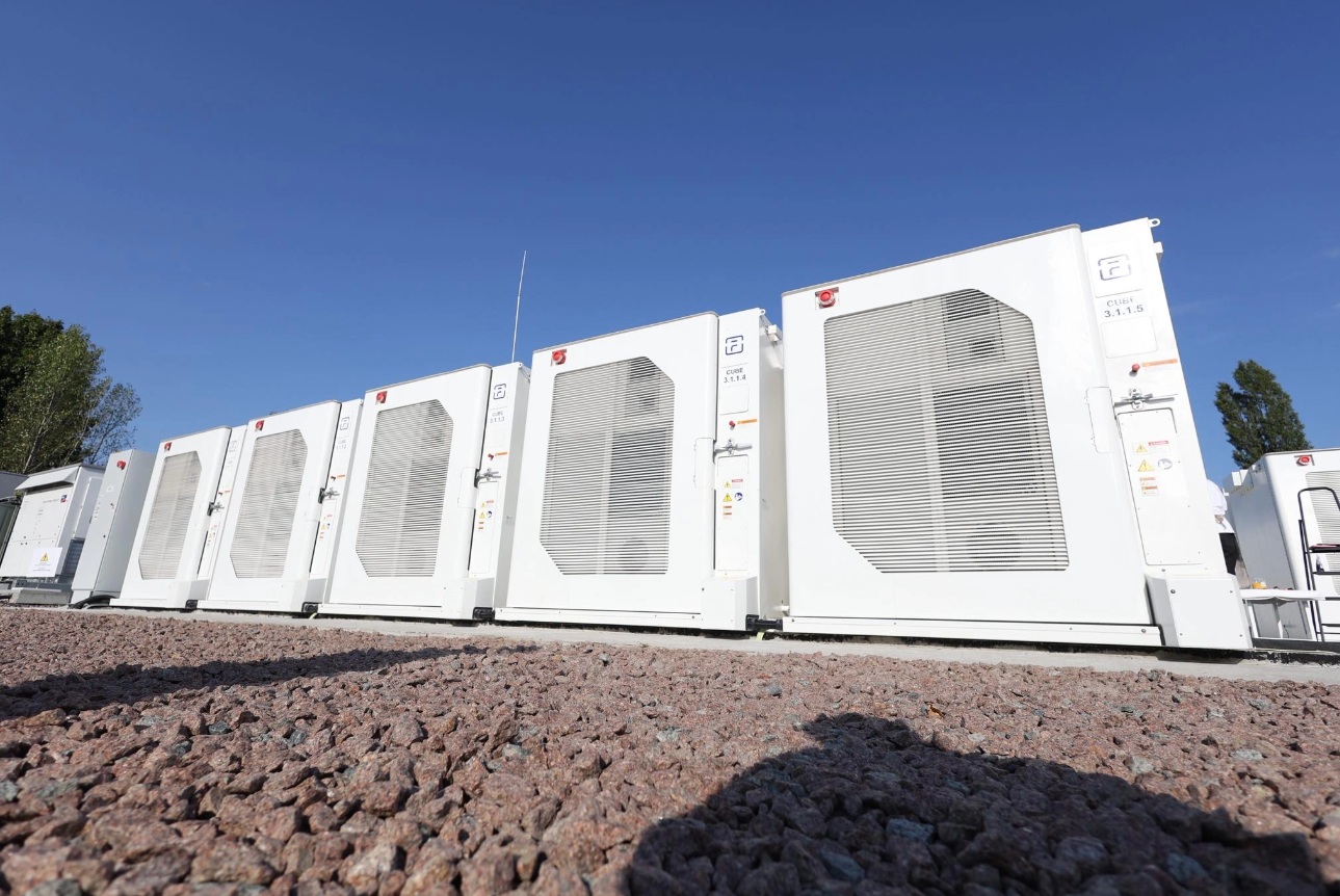 O nouă strategie pentru cea mai grea iarnă de război. Rețeaua secretă de baterii uriașe ce țin în viață sistemul energetic al Ucrainei