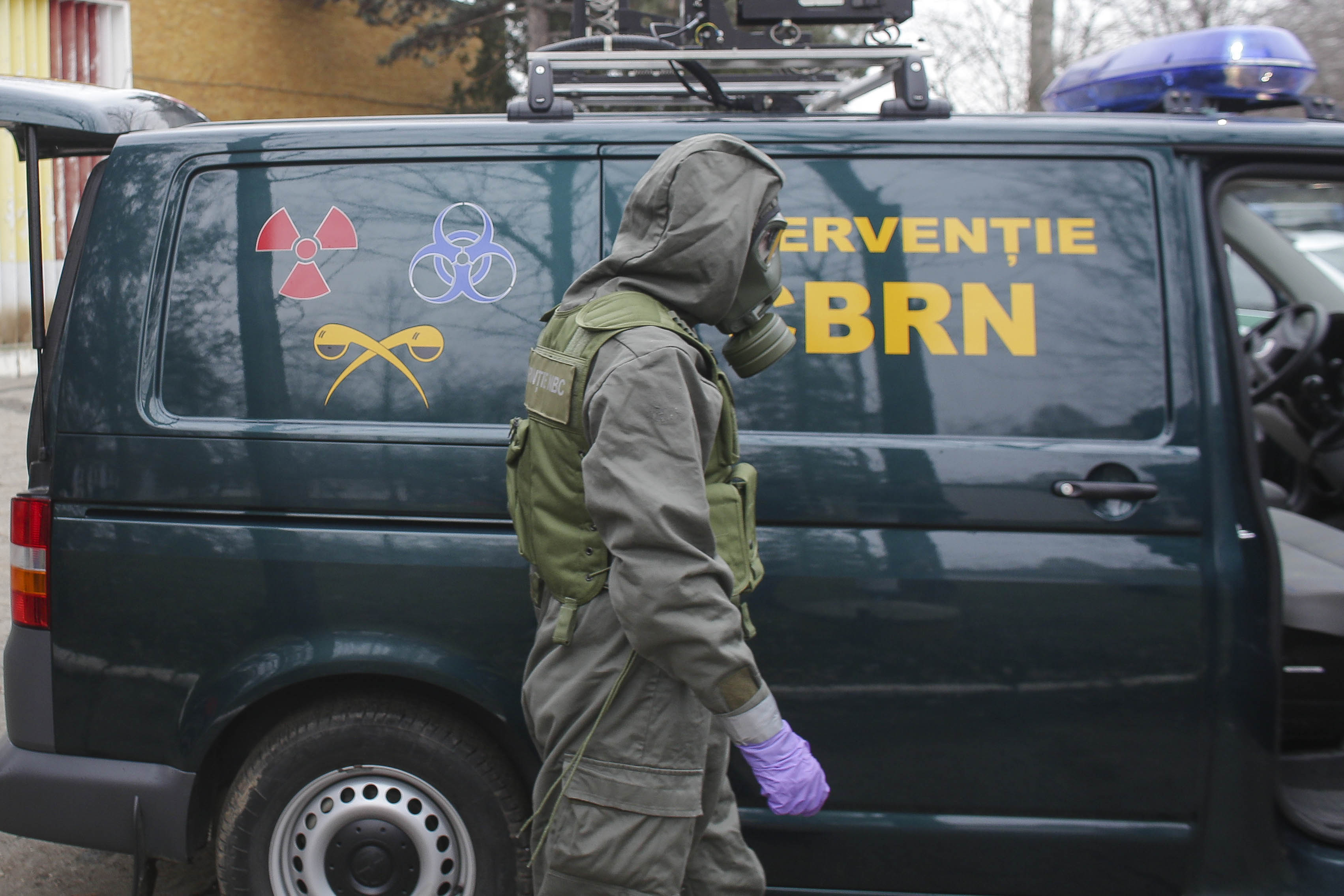 Amenințare cu bombă în Arad: SRI și Poliția au ridicat obiecte şi bunuri electronice. Un bărbat a fost reținut