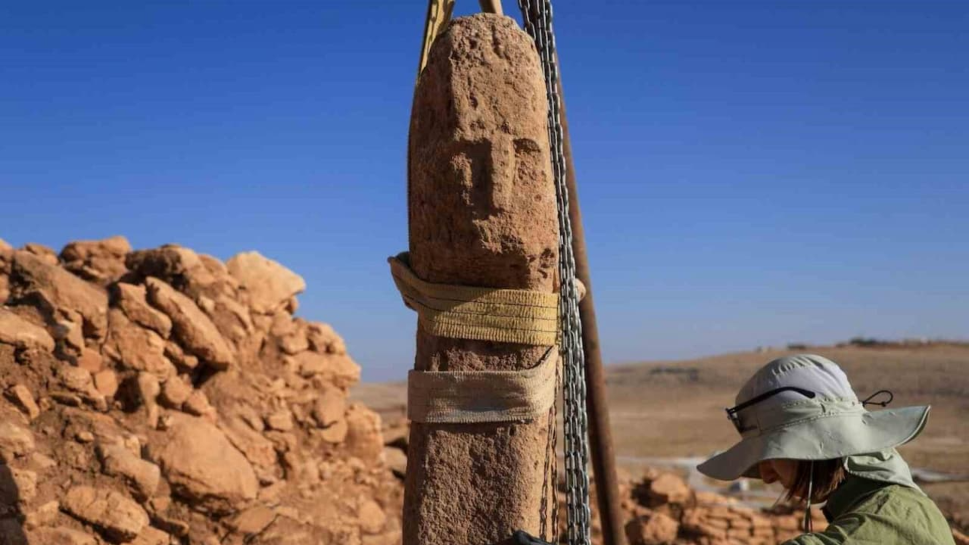 Un chip uman sculptat pe un stâlp vechi de 12.000 de ani, descoperit în situl neolitic Karahan Tepe din Turcia