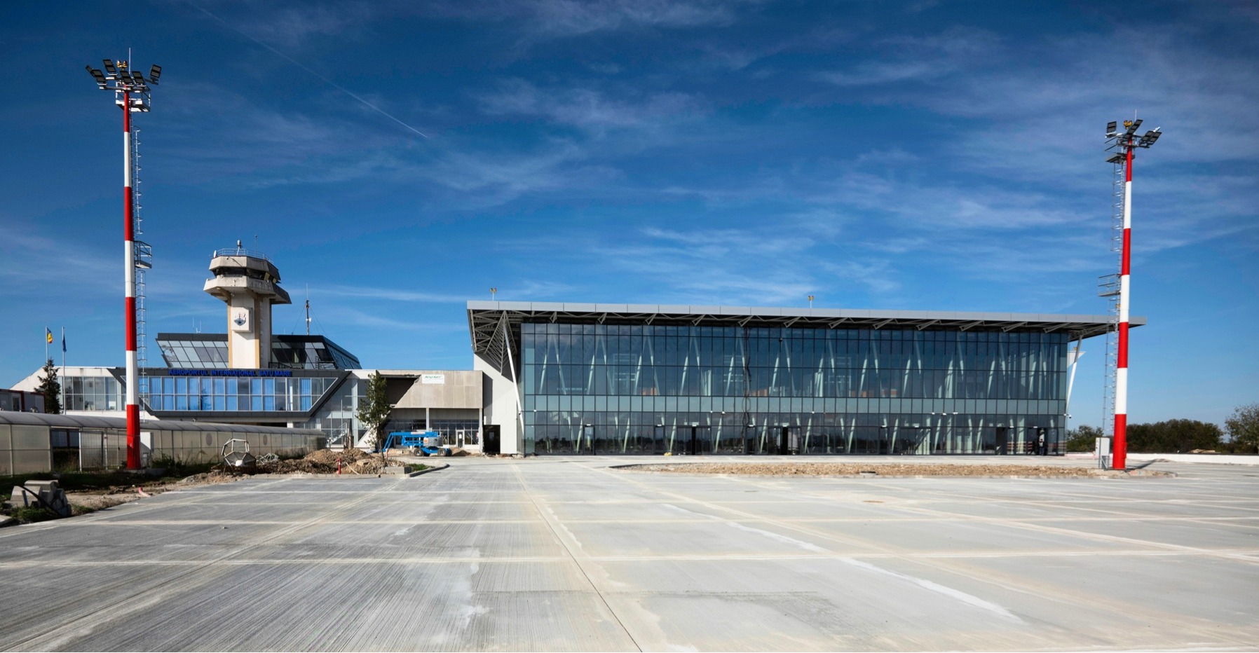 Romunska najstnika kaznovana zaradi usmerjanja laserja v letalo