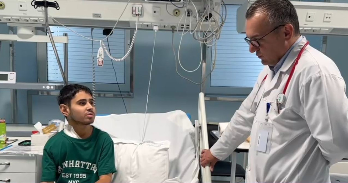 Mihai, un băiat de 15 ani, are nevoie urgentă de ajutor pentru a-și putea trata scolioza severă. Până în prezent, pentru operația sa au fost strânse doar 18.326 de euro din cei 38.500 de euro necesari, ceea ce înseamnă că nu s-a ajuns nici la jumătatea sumei.