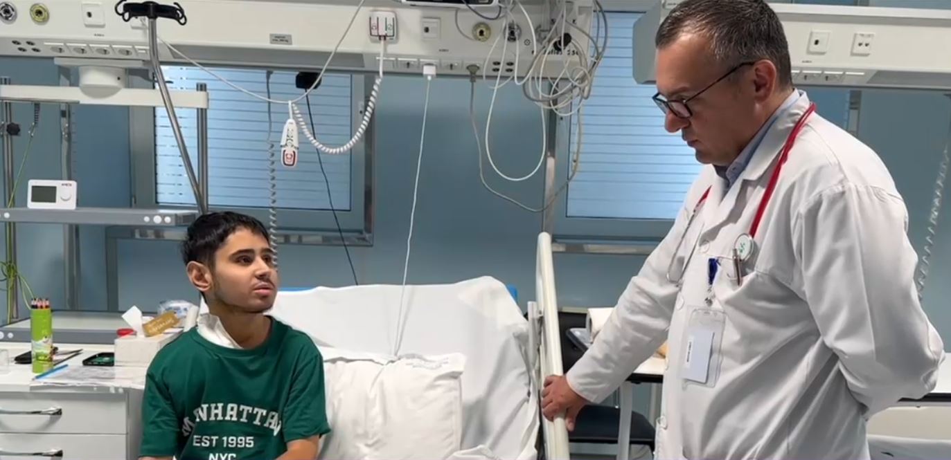 Povestea orfanului abandonat în maternitate, a cărui viață a fost salvată de un băiat de 15 ani, mort după ce a căzut de pe trotinetă