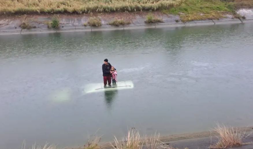 Imagini dramatice în Argeş: Un bătrân şi o fetiţă au fost salvați de pe plafonul unei maşini scufundate într-un canal
