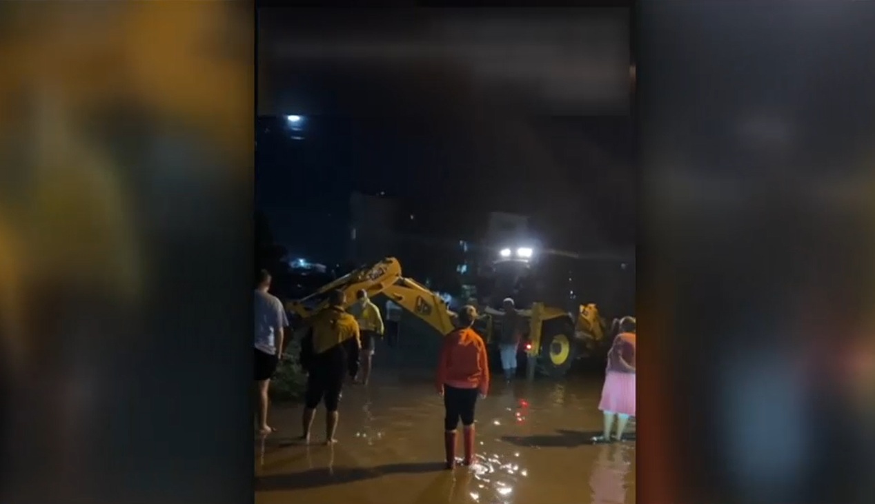 VIDEO Primele efecte ale ciclonului Barbara: Străzi inundate în Mangalia, apa a ajuns la jumătate de metru