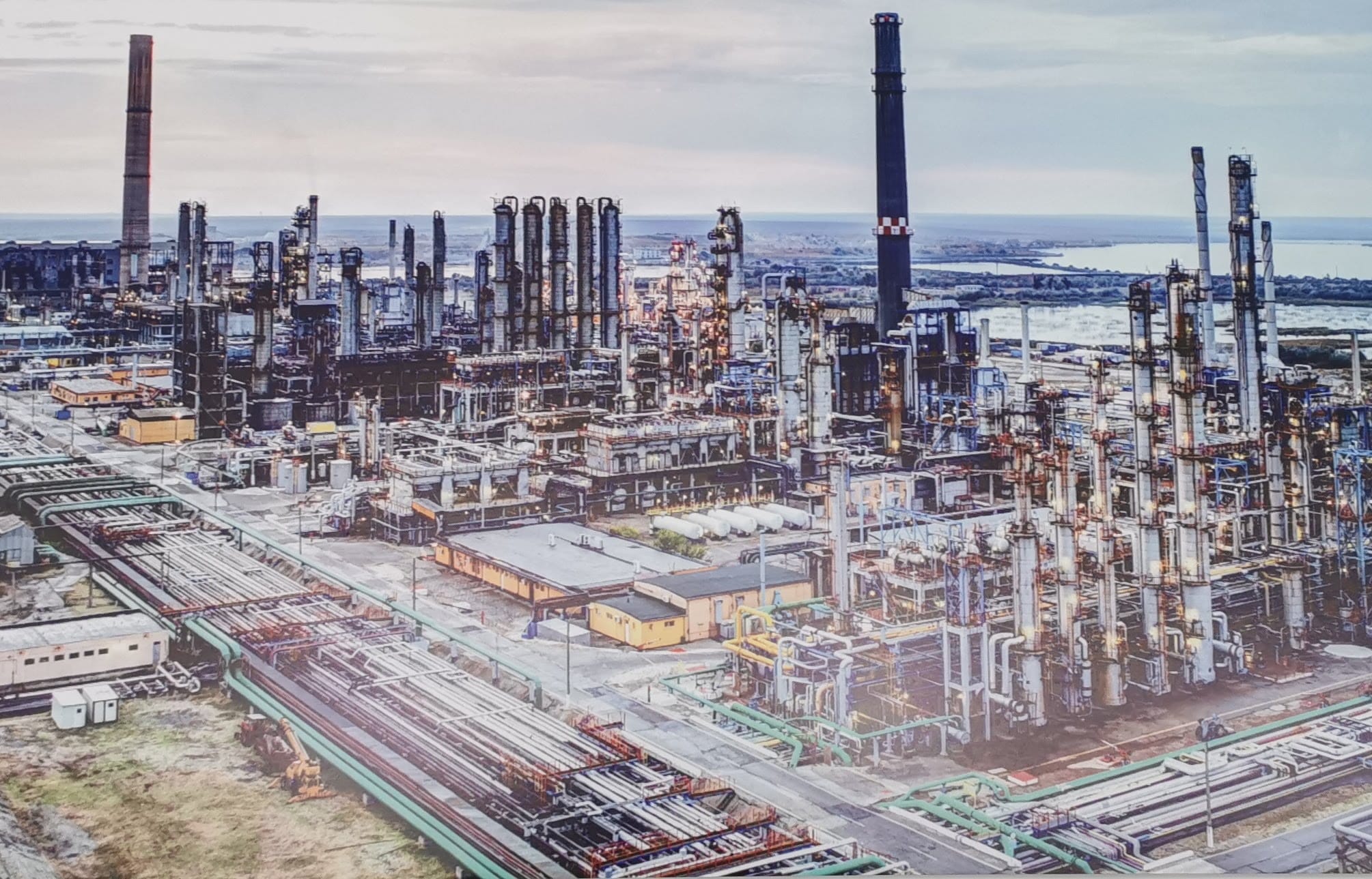 Instalaţie de la Rafinăria Năvodari, închisă de Garda de Mediu din cauza unei scurgeri de amoniac. Ce amendă riscă rafinăria