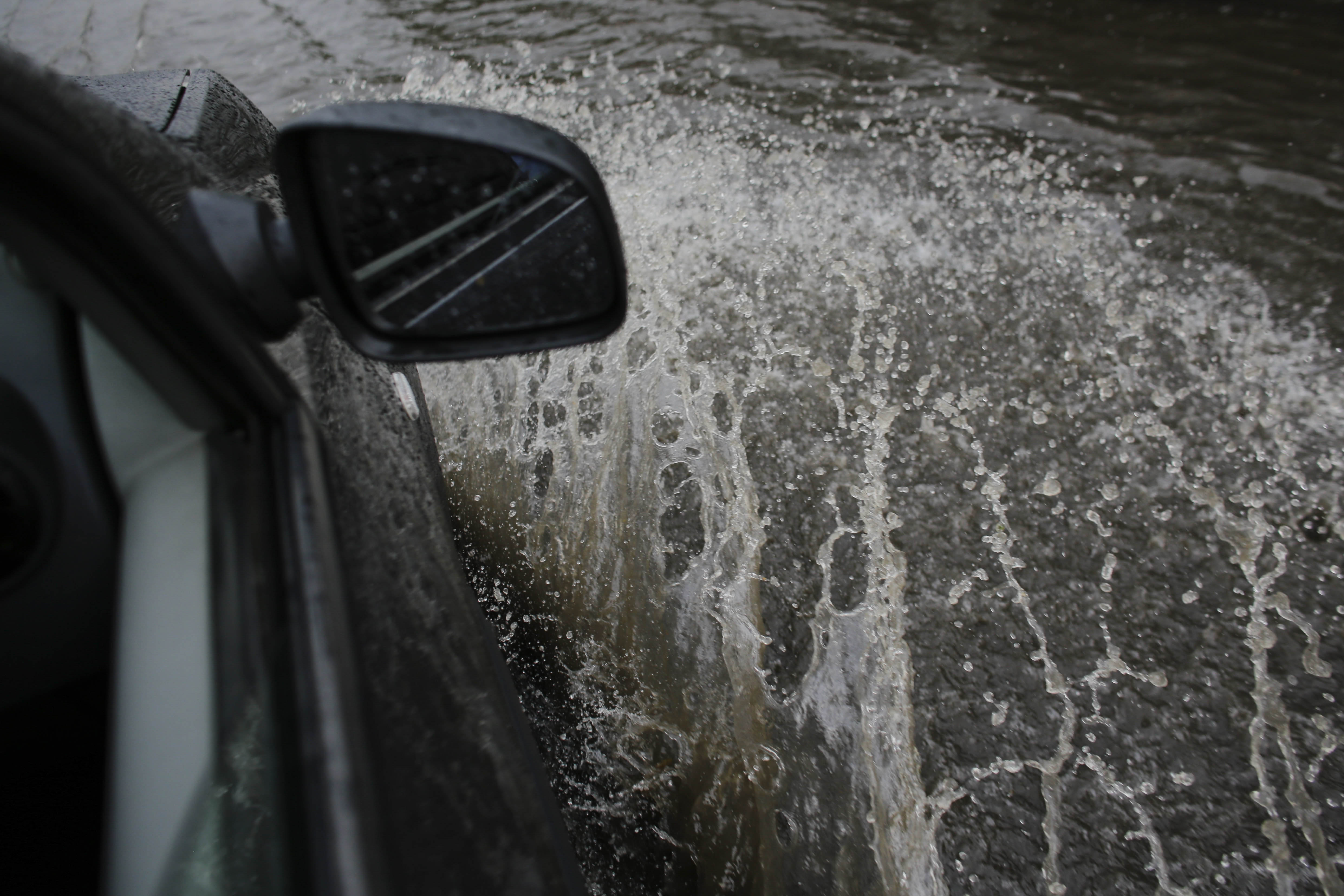 Haos în Ilfov: inundații, copaci căzuți și mașini avariate. Străzi impracticabile în Bragadiru, pompierii acționează la foc continuu