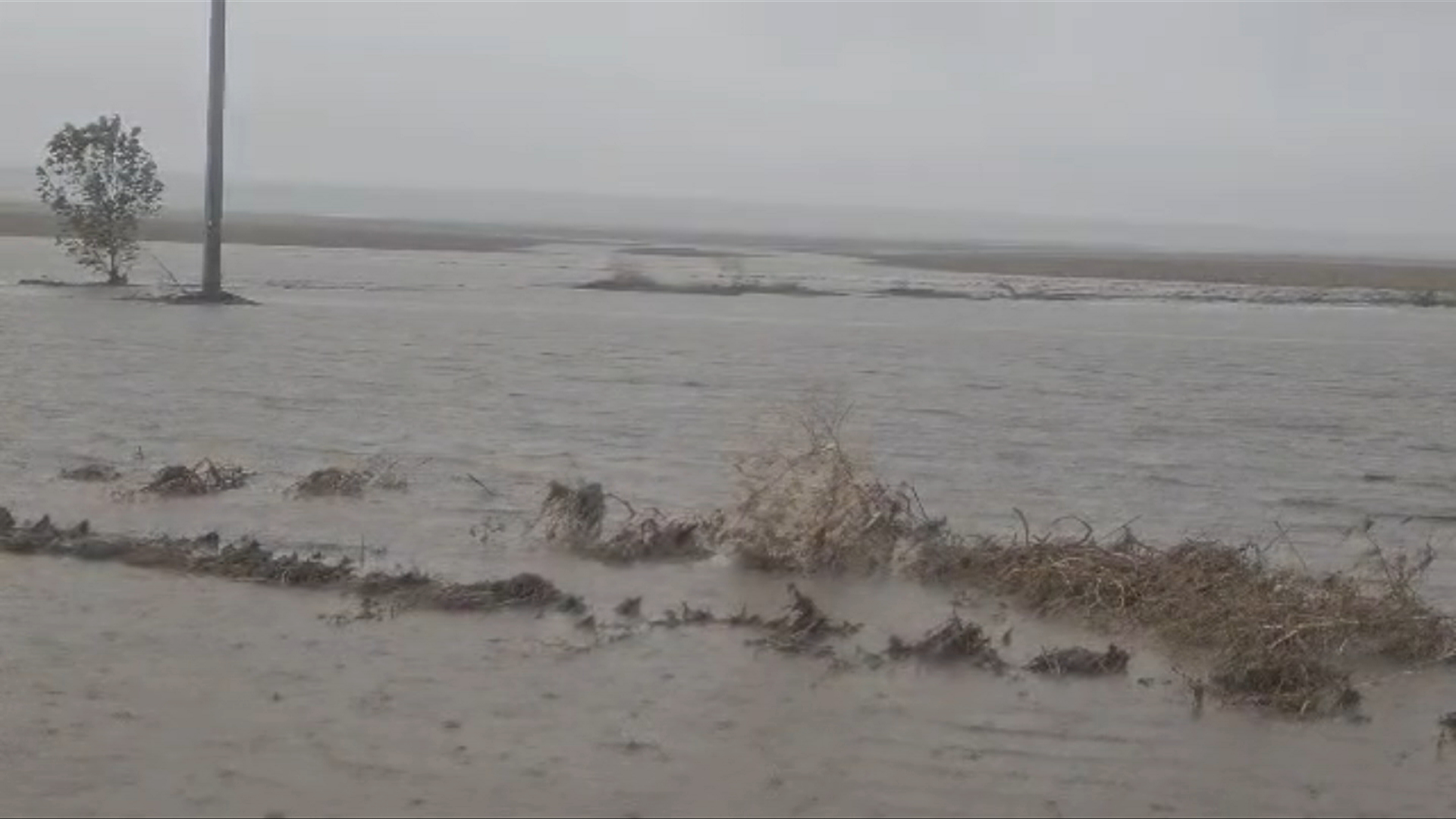 Inundații puternice în Kosovo. Zeci de familii evacuate și gospodării în beznă, după ce apa a ajuns la o centrală electrică