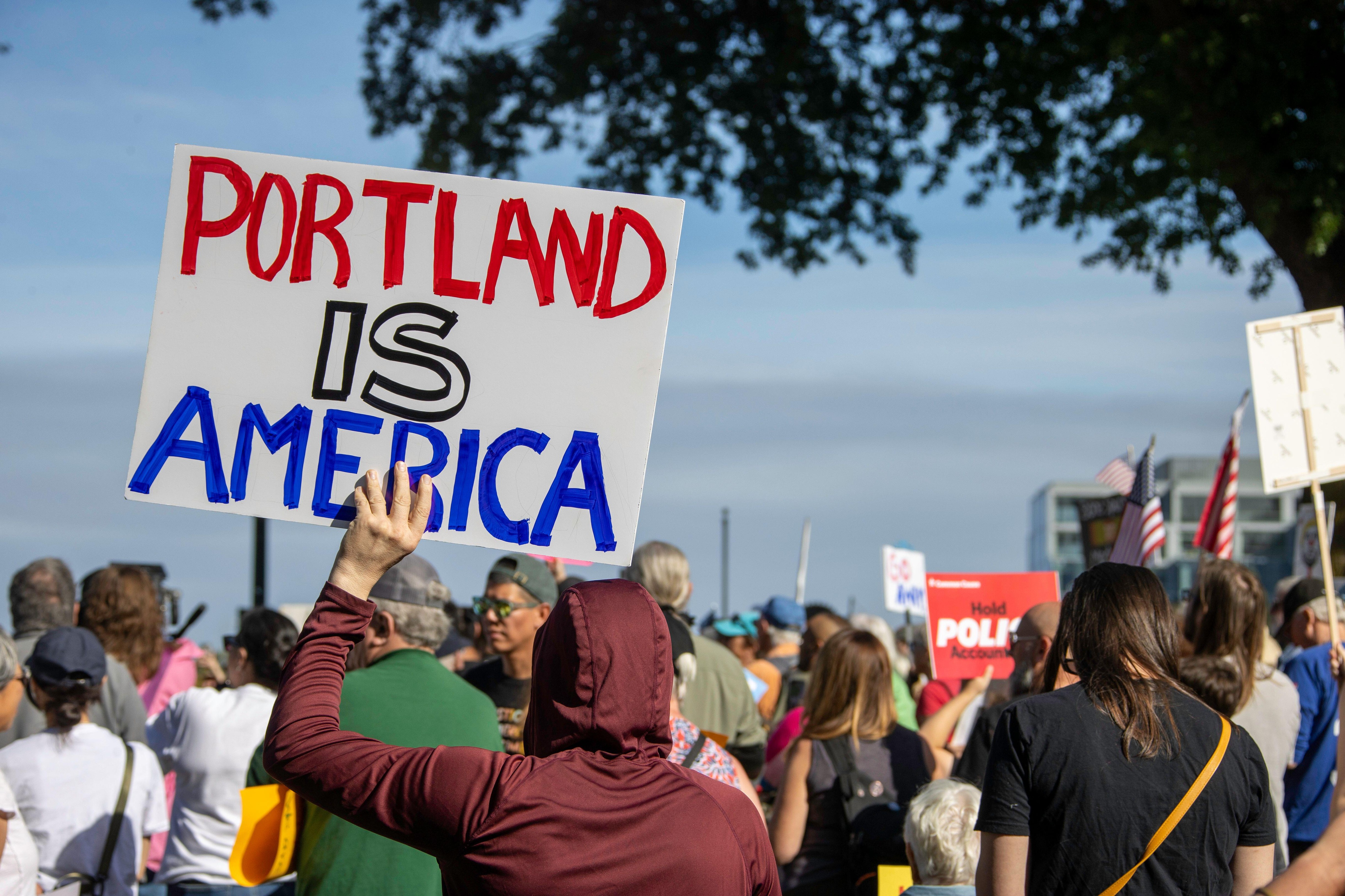 „Dorm cu masca de gaze pe față”: locuitorii din Portland, prinși între protestatarii care „vin odată cu noaptea” și forțele de ordine